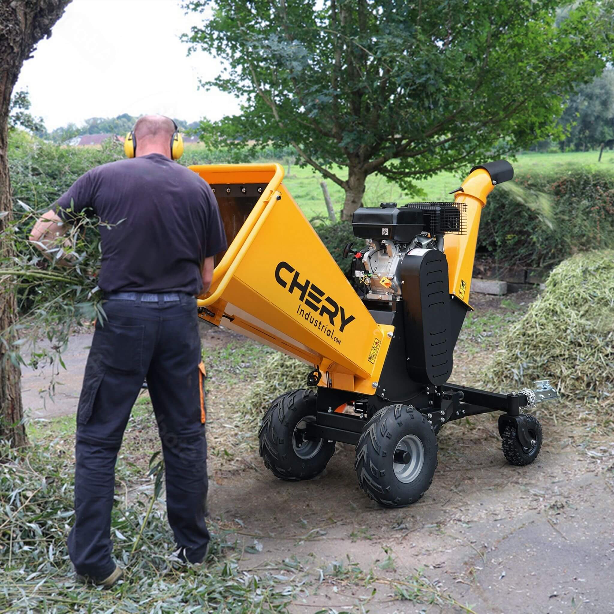 Heavy-Duty 6-Inch 420CC 15HP Gas Wood Chipper Shredder Mulcher With Tow Bar & Safety Stop Bar (SAK42731)