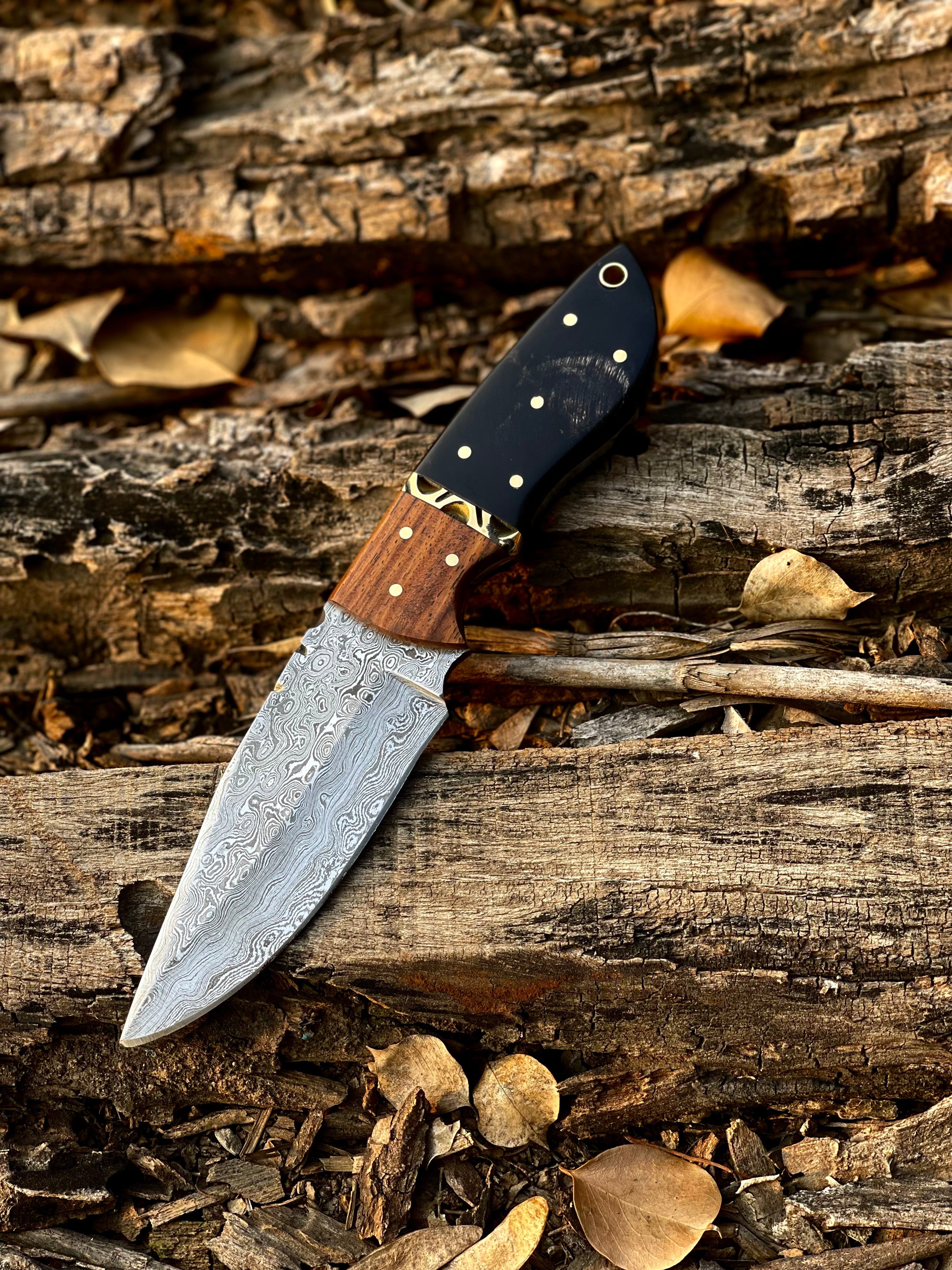 Handmade 8" Damascus Skinning Knife with Buffalo Horn & Rosewood Handle – Leather Sheath