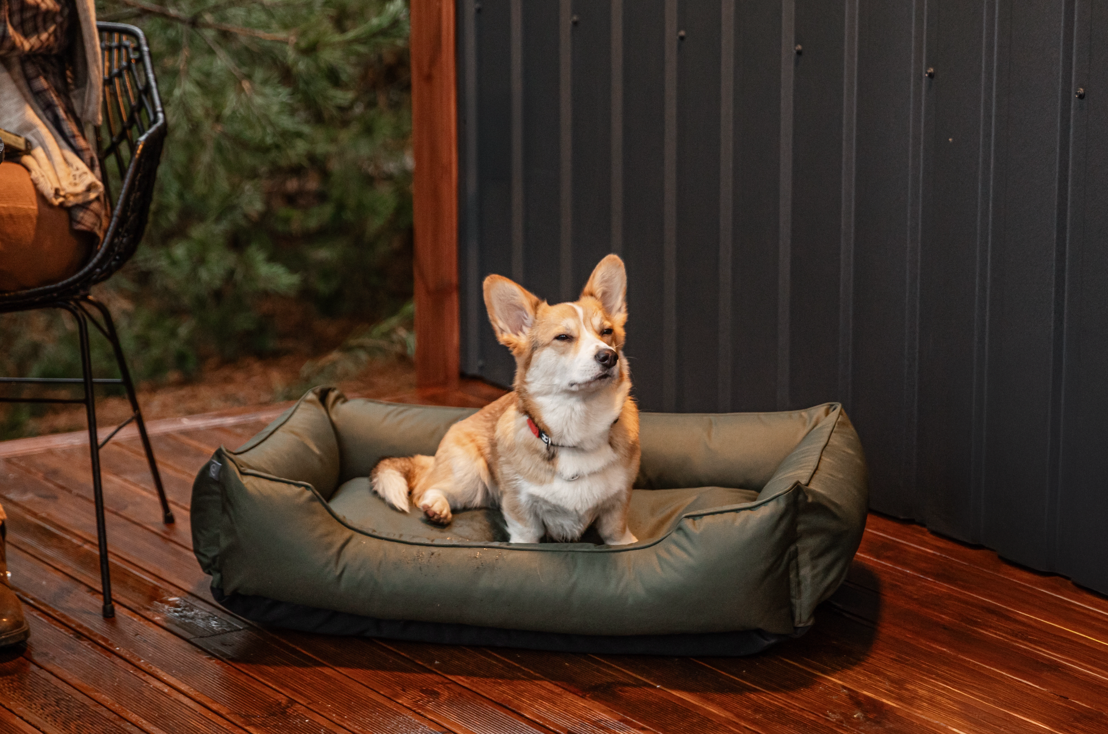 Chester & Lee | Waterproof Sleeper Dog Bed Green