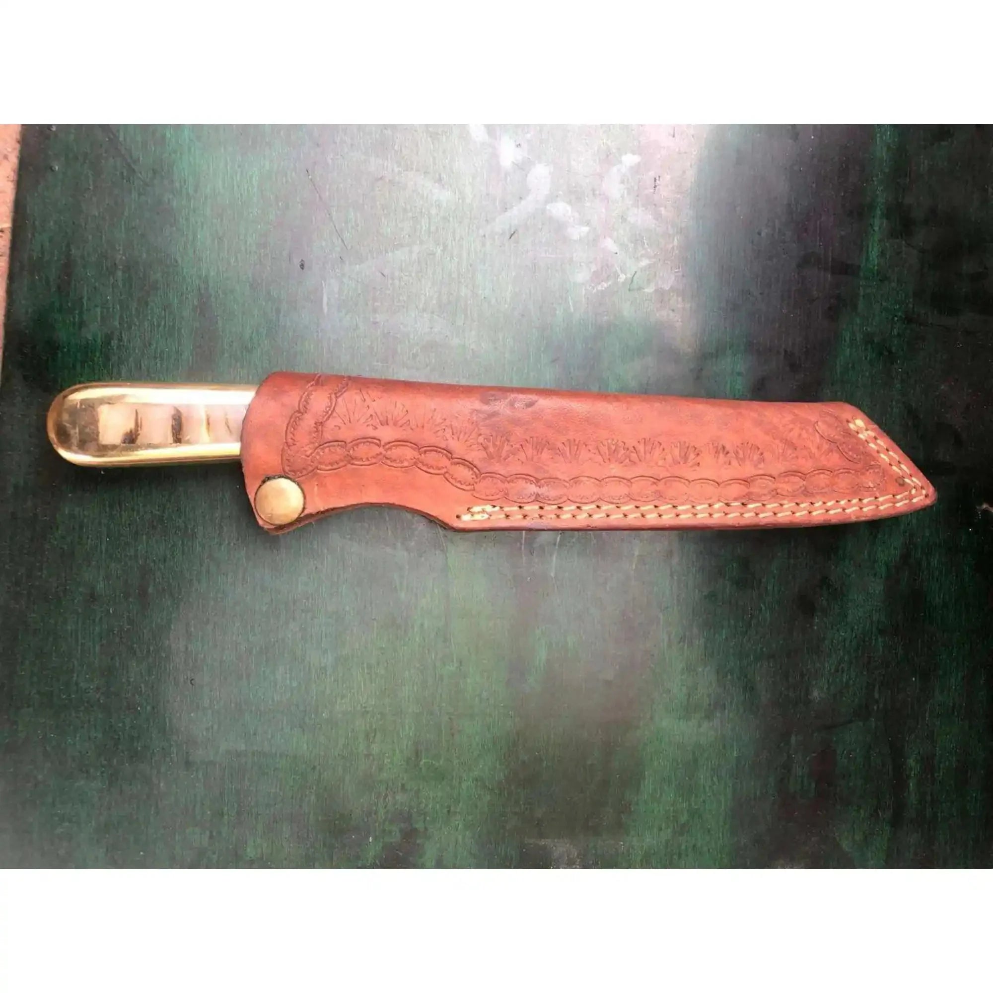 Premium Damascus Clip-Point Bushcraft Hunter — Twisted Pattern, Ram’s Horn & Brass Handle with Leather Sheath
